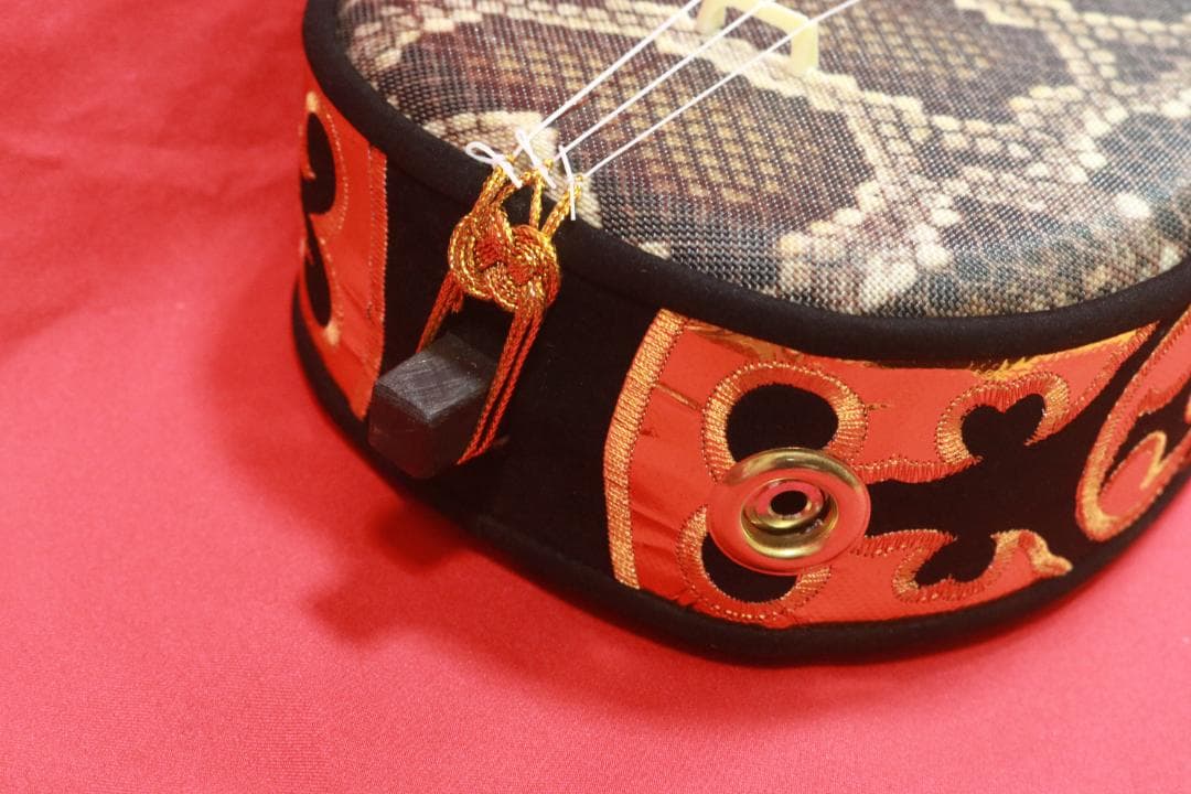 沖縄　エレキ三線（人工皮張り）初心者にもおすすめ　新品未使用　送料無料