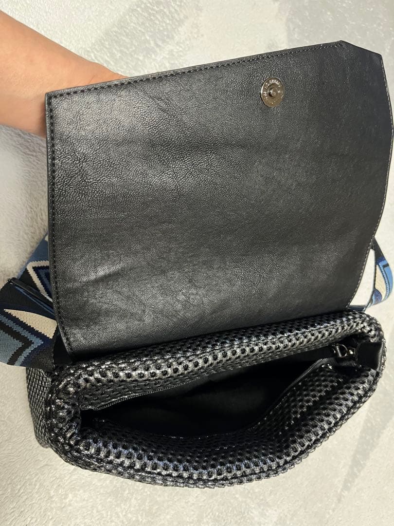 ヤマダヤLASUD アシンメトリーフラップボディバッグ