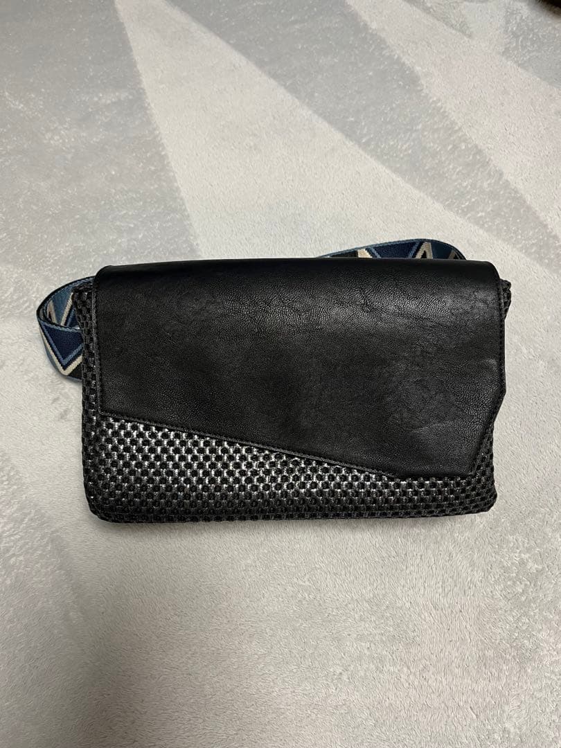 ヤマダヤLASUD アシンメトリーフラップボディバッグ