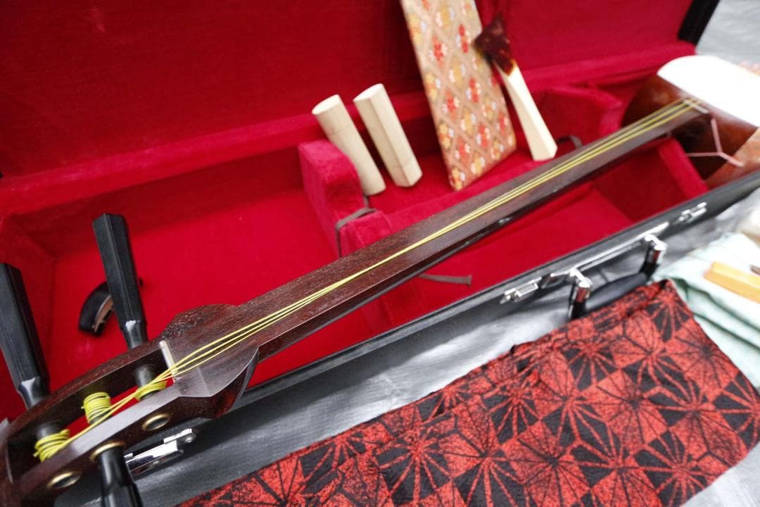■高級三味線■細棹 紅木 綾杉胴 バチ、ハードケース付き