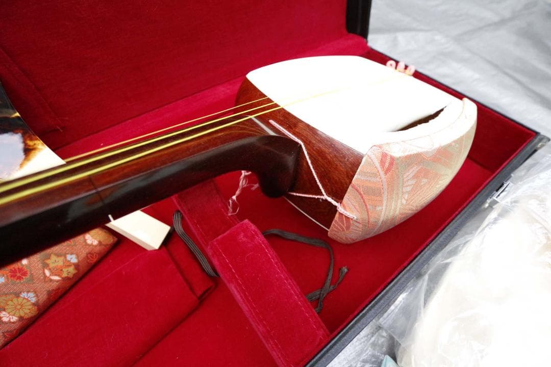 ■高級三味線■細棹 紅木 綾杉胴 バチ、ハードケース付き