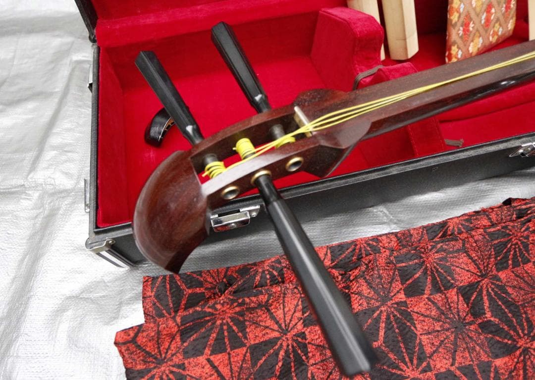 ■高級三味線■細棹 紅木 綾杉胴 バチ、ハードケース付き