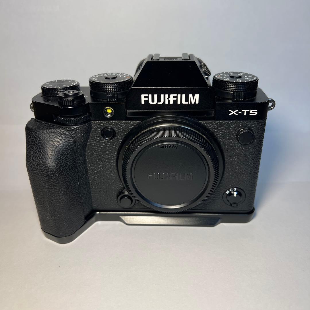 Fujifilm X-T5 SmallRigハンドグリップ付き
