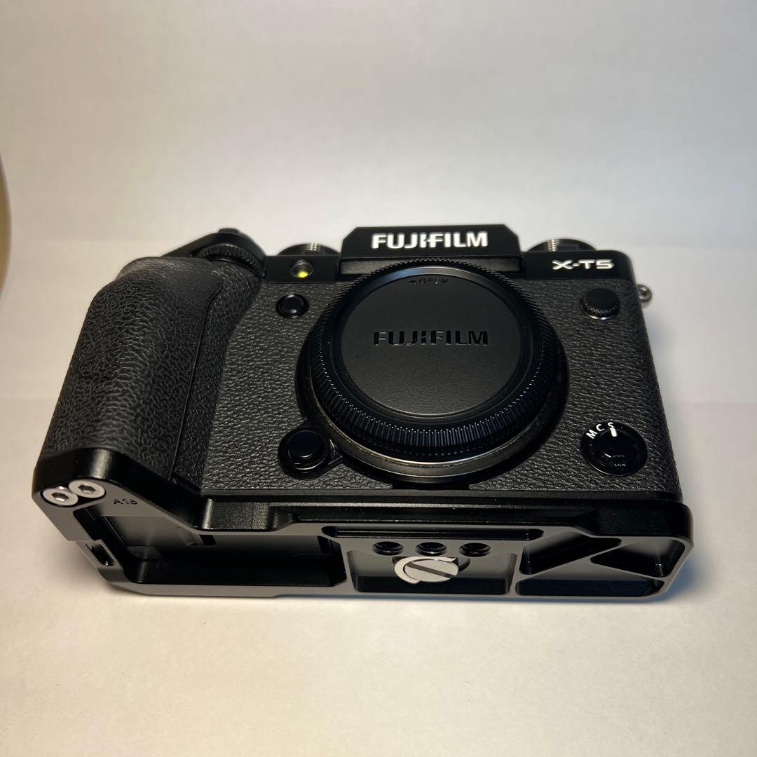 Fujifilm X-T5 SmallRigハンドグリップ付き