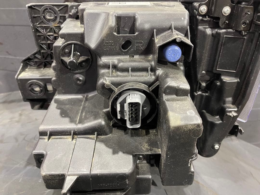 中古部品 いすゞフォワード 右ヘッドランプ