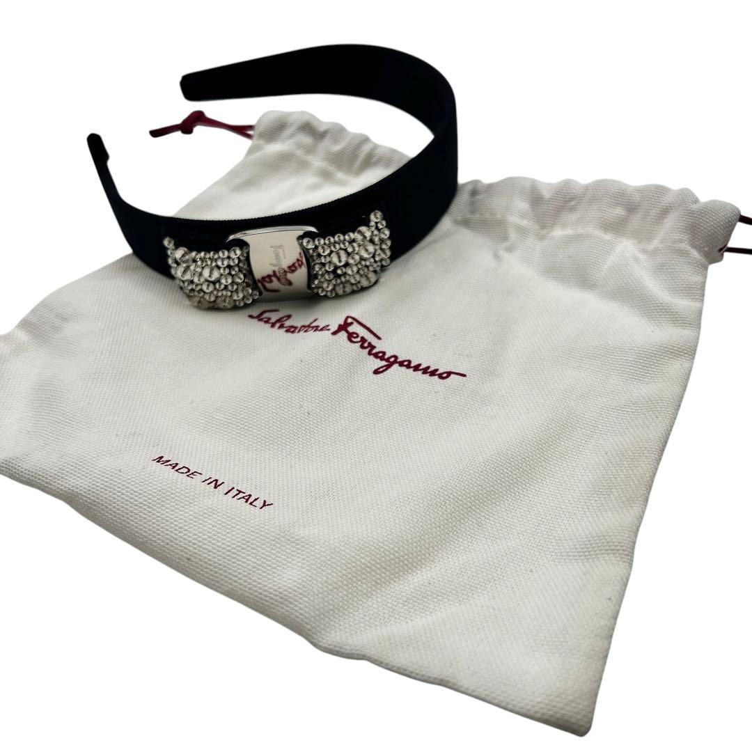 極美品 Ferragamo ヴァラ ビジュー 袋付き カチューシャ 7081