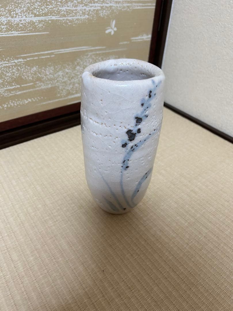 加藤孝造　白色陶器花瓶 青色模様 木箱付き