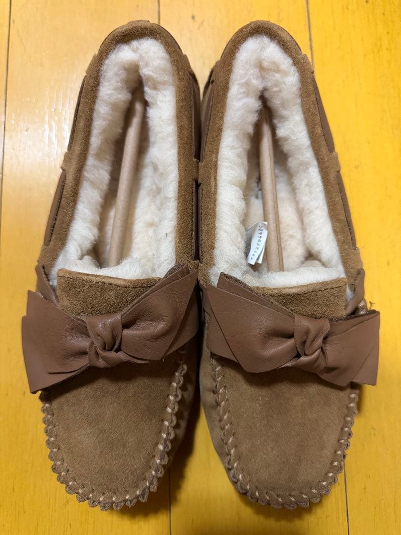 【新品未使用】UGG リボン付きモカシン チェスナット 23㎝