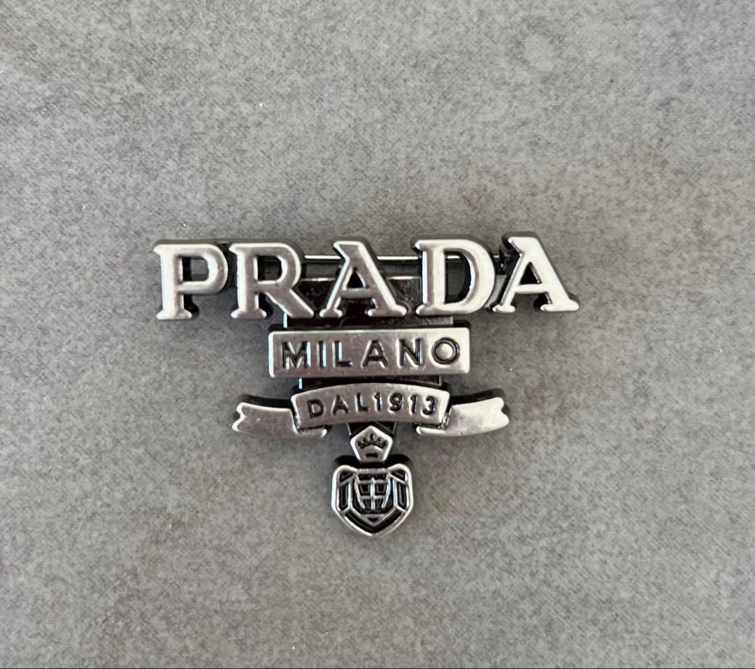 PRADA プラダ　ノベルティ　ブローチ