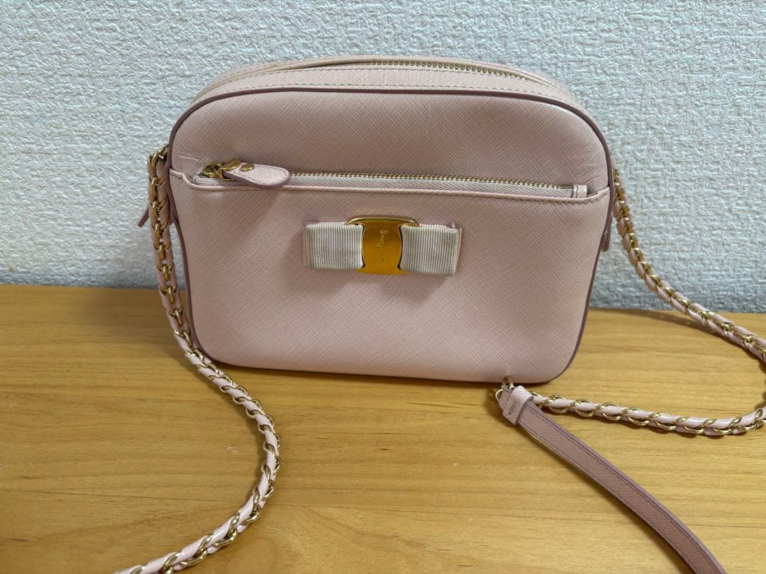 P*e様 フェラガモ ショルダーバッグ　ヴァラ　リボン