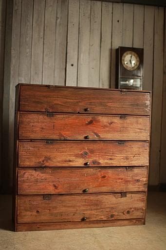 古く味のあるパタパタ扉の木製収納棚　収納棚　食器棚　カップボード　古家具　古道具