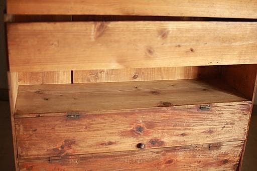 古く味のあるパタパタ扉の木製収納棚　収納棚　食器棚　カップボード　古家具　古道具