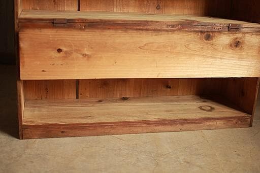 古く味のあるパタパタ扉の木製収納棚　収納棚　食器棚　カップボード　古家具　古道具