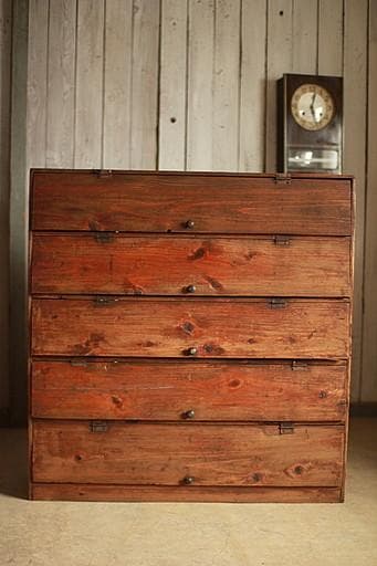 古く味のあるパタパタ扉の木製収納棚　収納棚　食器棚　カップボード　古家具　古道具