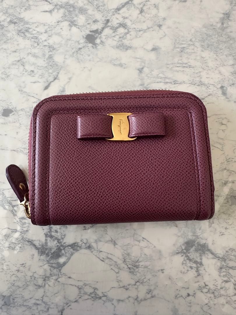 りりです。フェラガモ　リボン付きパープルレザーケース