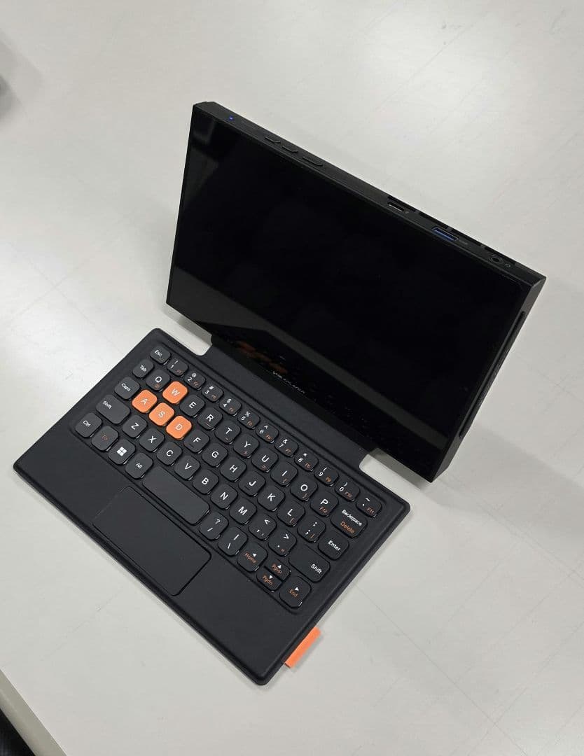 ミニPC One Xplayer X1 Mini (Ryzen7 8840U/64GB)