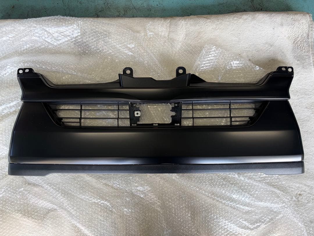 R7.9新車外し ハイエース200系アースカラーパッケージ　純正フロントグリル