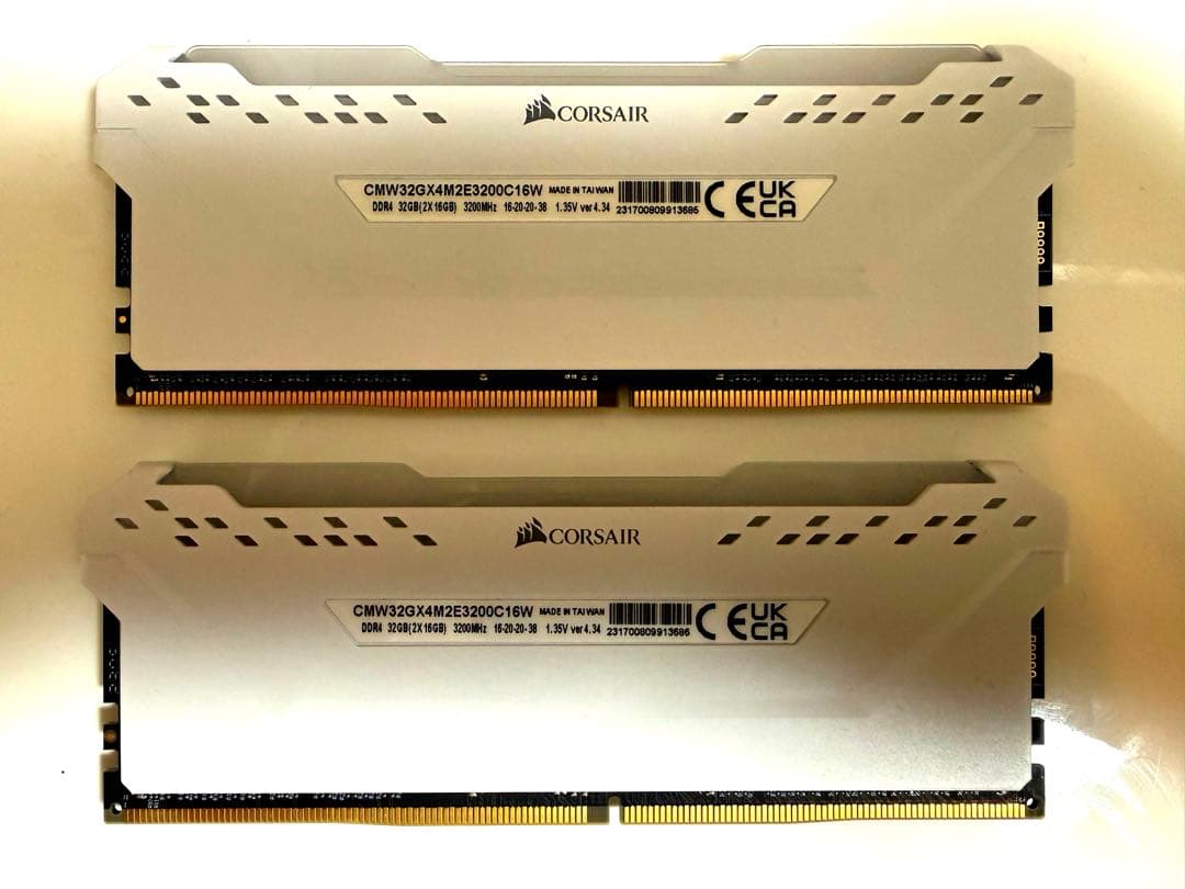 メモリー CMW32GX4M2E3200C16W DDR4 32GB