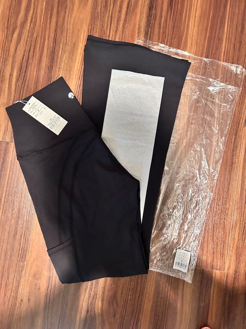 新品•未使用！【SUKALA】ユーティリティフレアレギンスMサイズLAVA