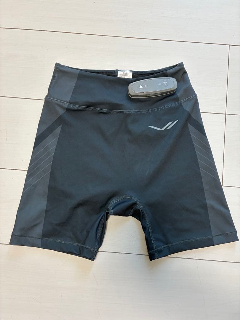 SIXPAD Hip Fit Ｍサイズのブラックエクササイズショーツ