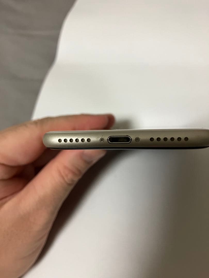 た*ろ様 Apple iPhone SE 第3世代 バッテリー100% simフ