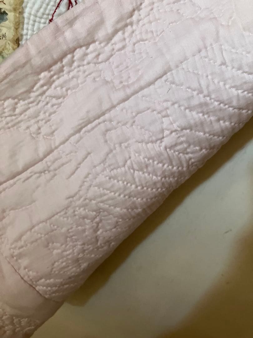 ケイトグリーナウェイの図案のレッド刺繍と生地のパッチワークキルトタペストリー