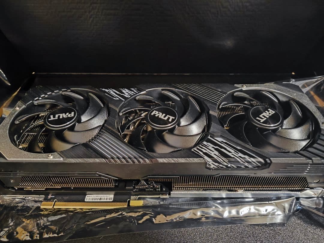 PALIT GeForce RTX 4070 Ti 化粧箱に破れあり