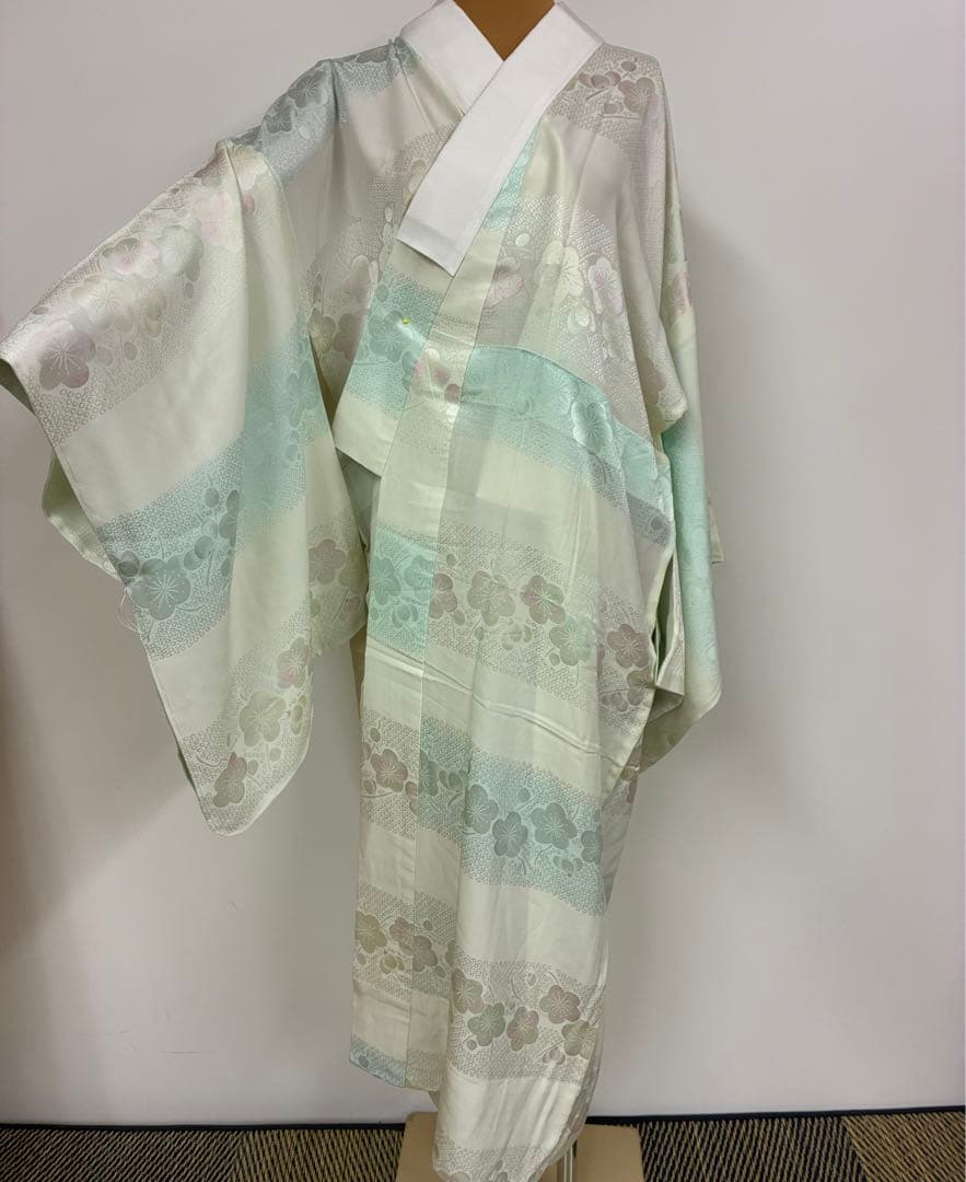 上質な長襦袢　梅の花模様　着物　ふくよかサイズ　落款あり