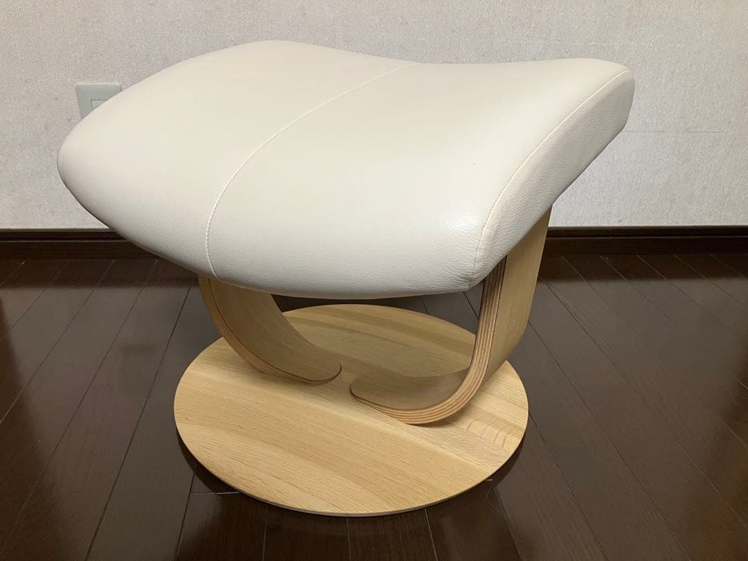 お*ん様 カリモクChitano クリームレザー オットマン　スツール