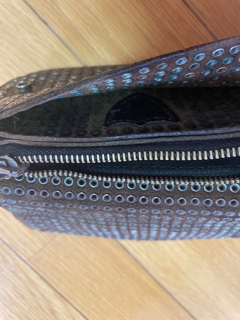 HTC ウォレットチェーン付き　スタッズ　長財布