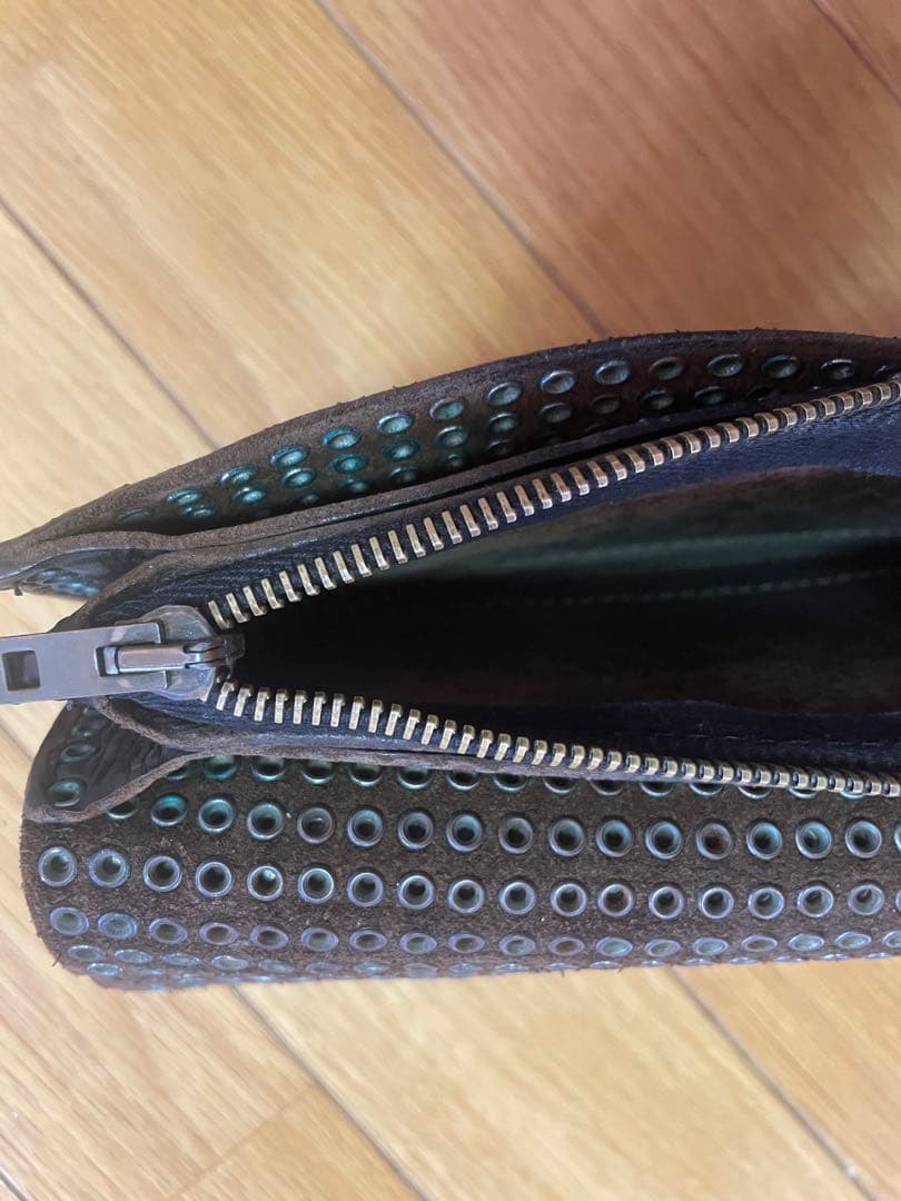 HTC ウォレットチェーン付き　スタッズ　長財布