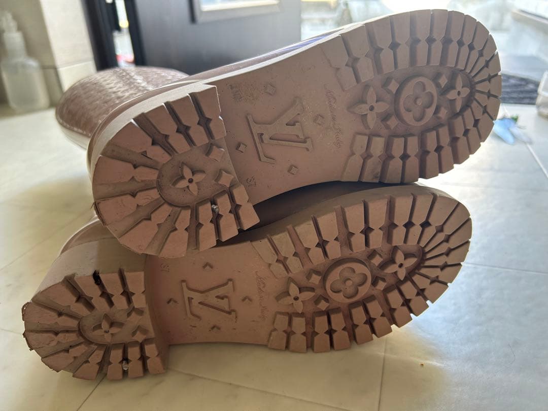 ベージュ　ヴィトン　レインブーツ