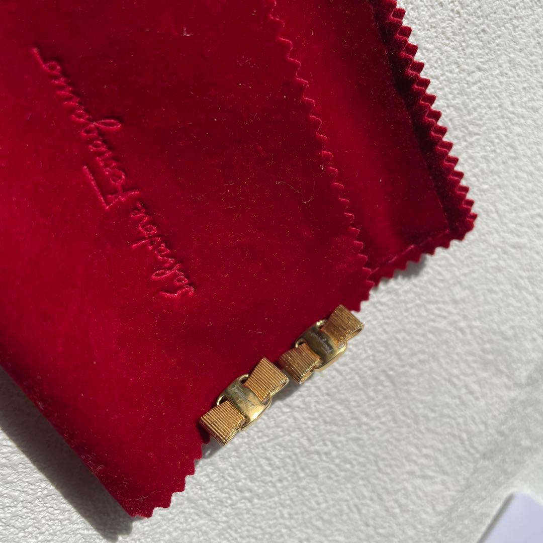 Ferragamo earring フェラガモピアス ヴァラリボン 　ゴールド