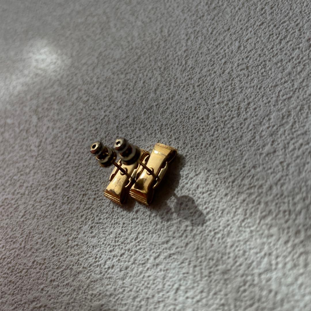 Ferragamo earring フェラガモピアス ヴァラリボン 　ゴールド