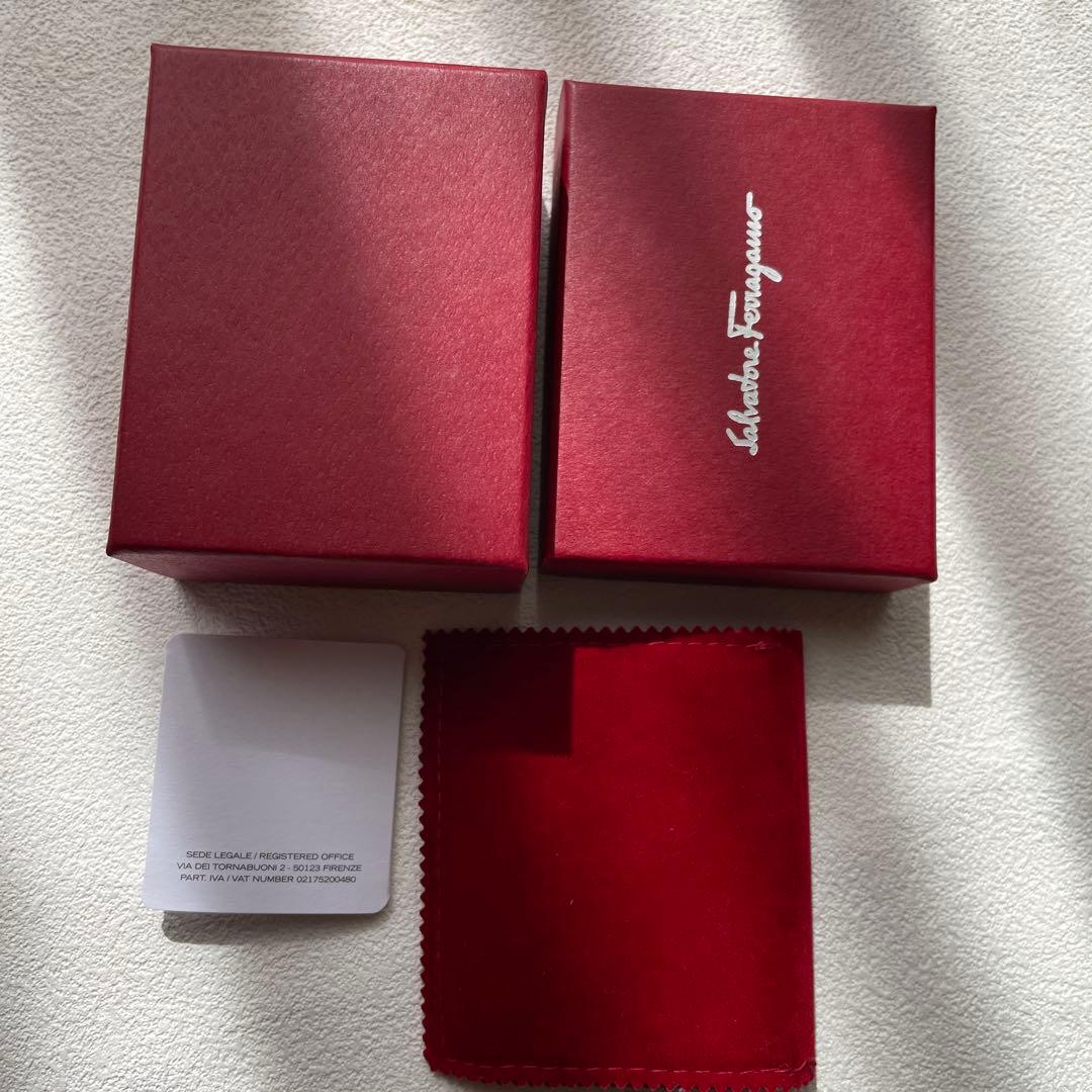 Ferragamo earring フェラガモピアス ヴァラリボン 　ゴールド