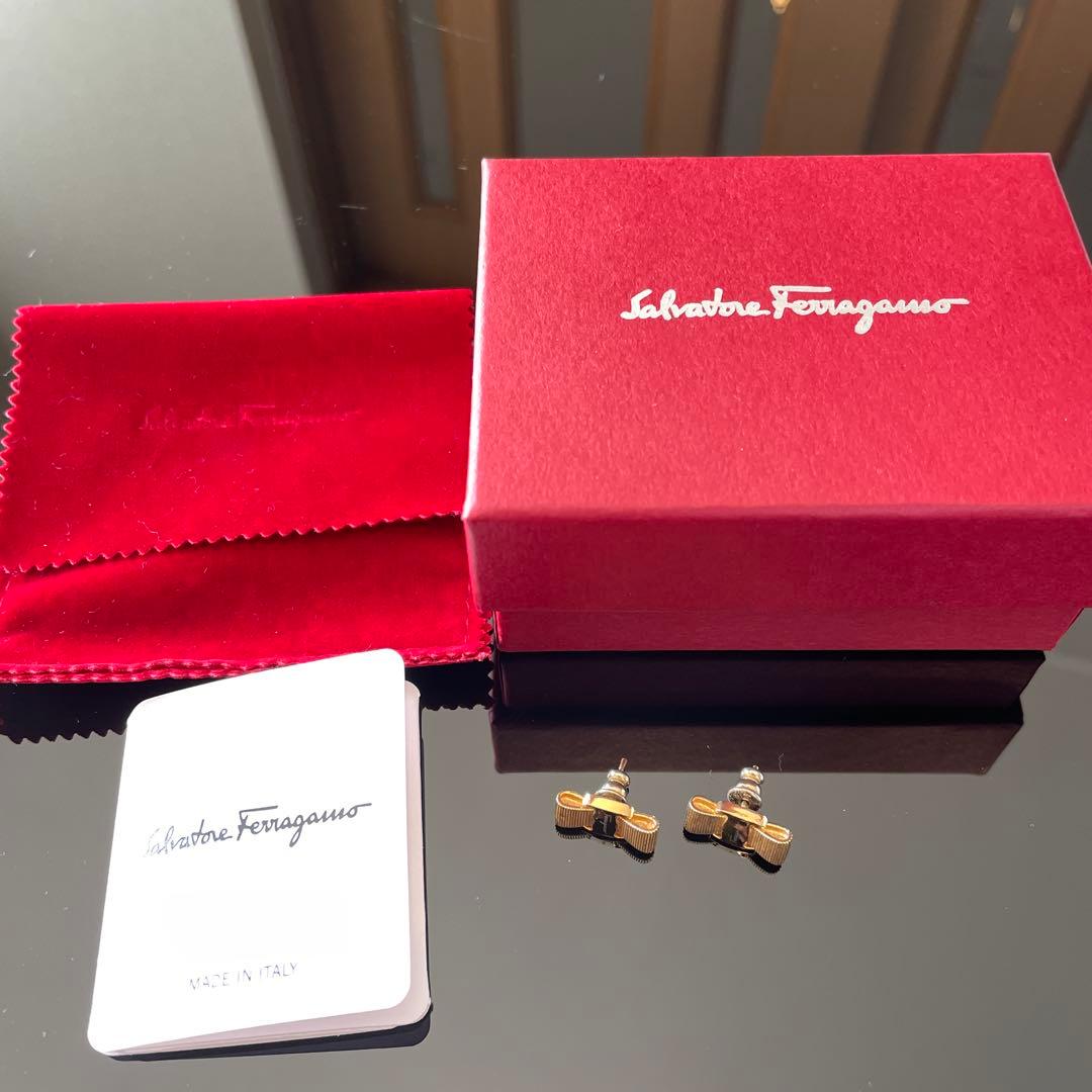 Ferragamo earring フェラガモピアス ヴァラリボン 　ゴールド