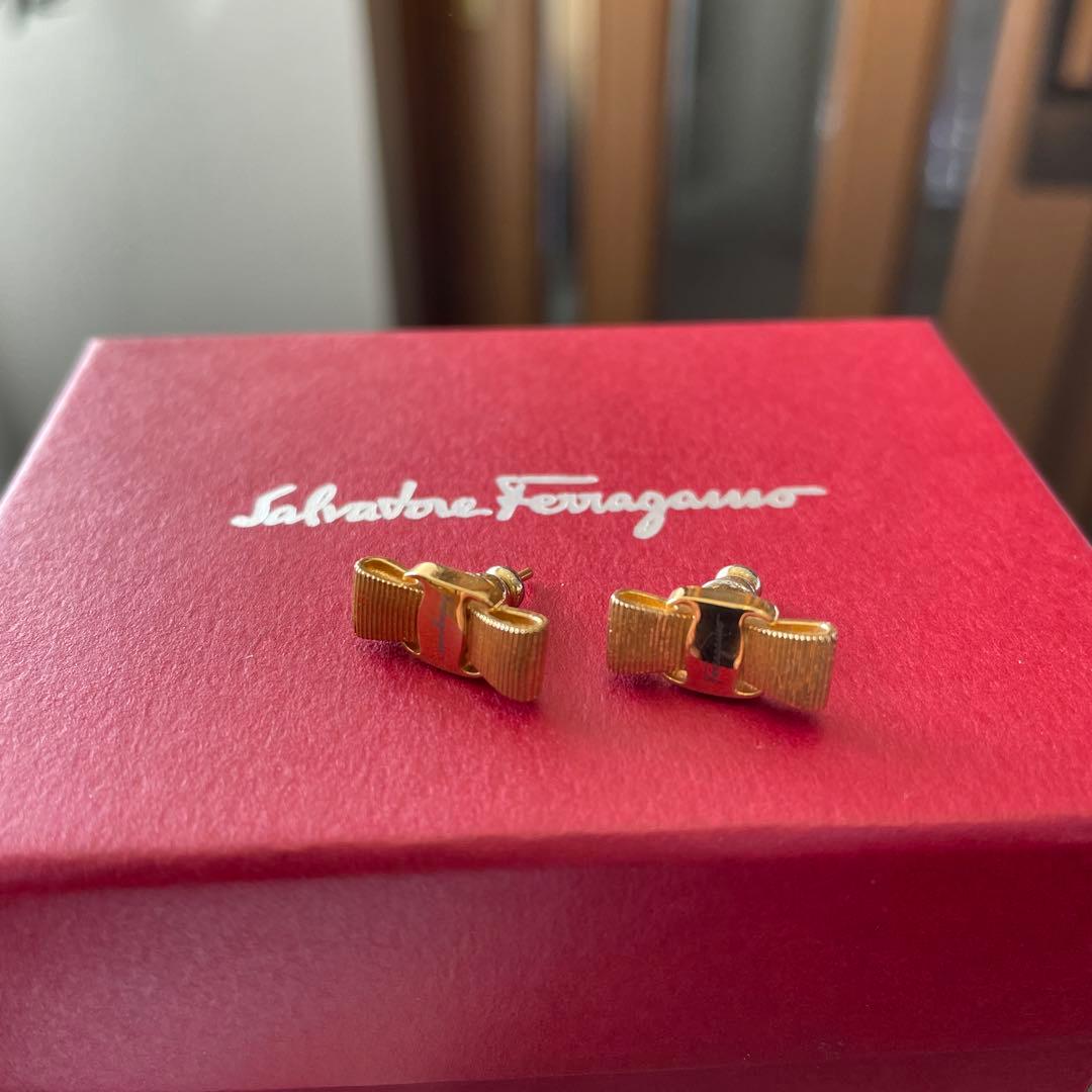 Ferragamo earring フェラガモピアス ヴァラリボン 　ゴールド