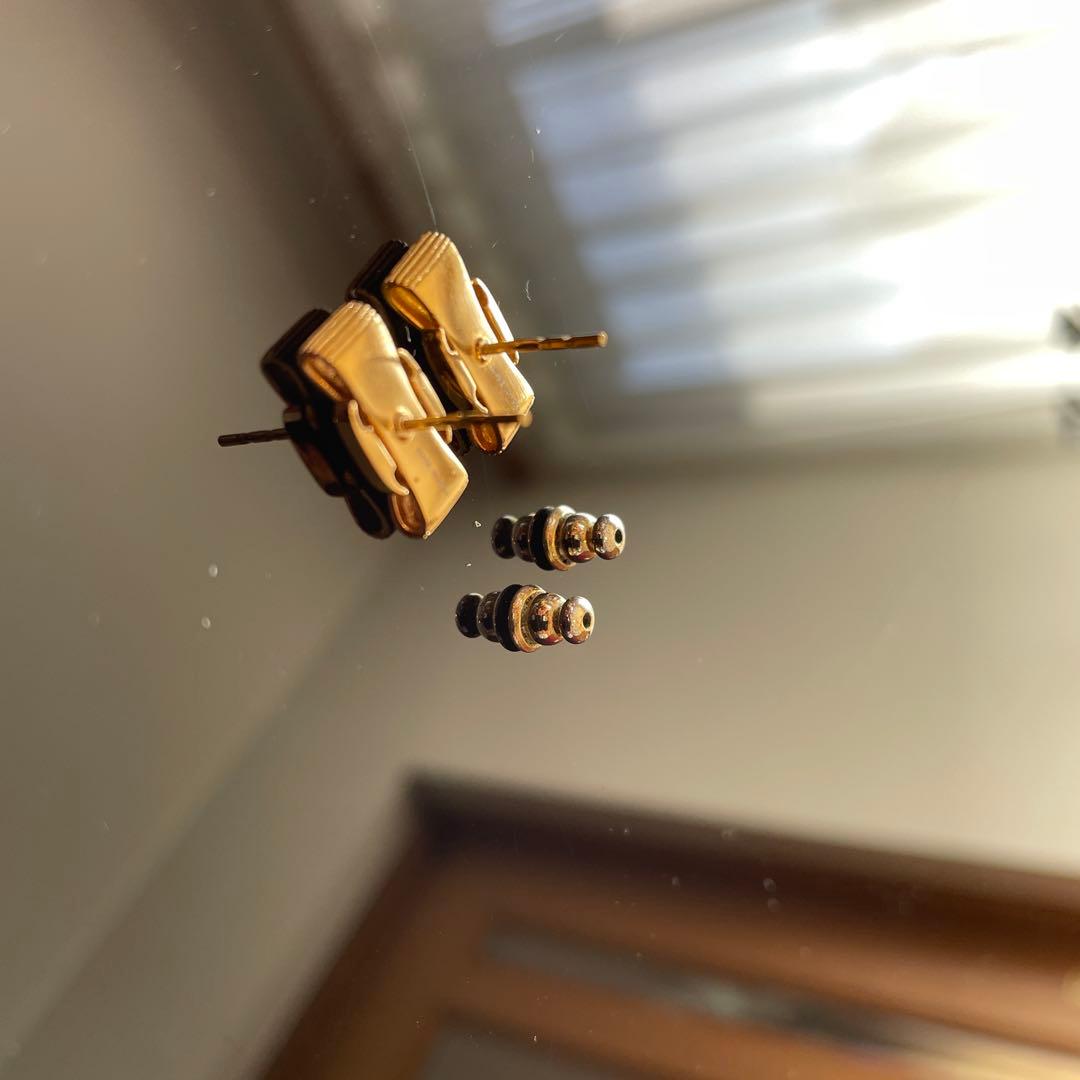 Ferragamo earring フェラガモピアス ヴァラリボン 　ゴールド