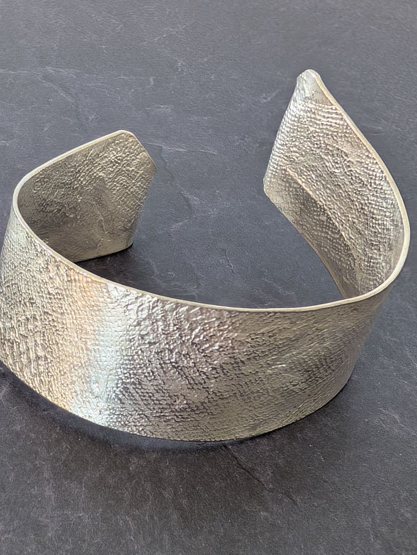 純銀　バングル　ブレスレット　彫金　シルバー製　美品