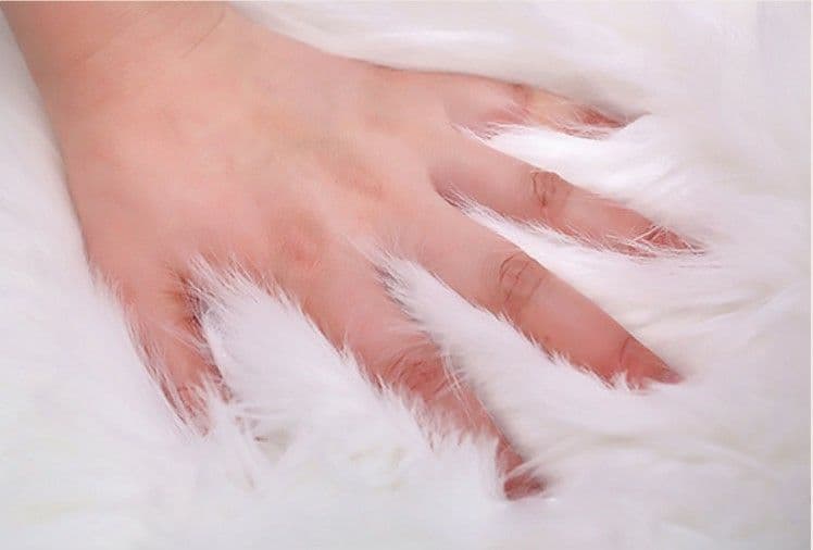 モダンなミニマリストの豪華なカーペットの寝室