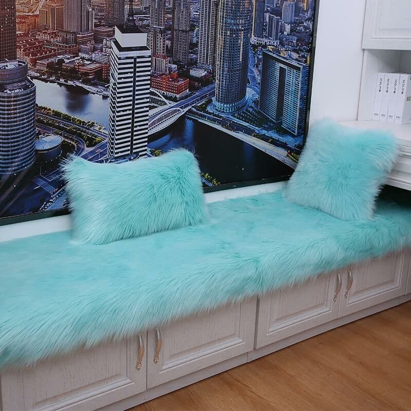 モダンなミニマリストの豪華なカーペットの寝室