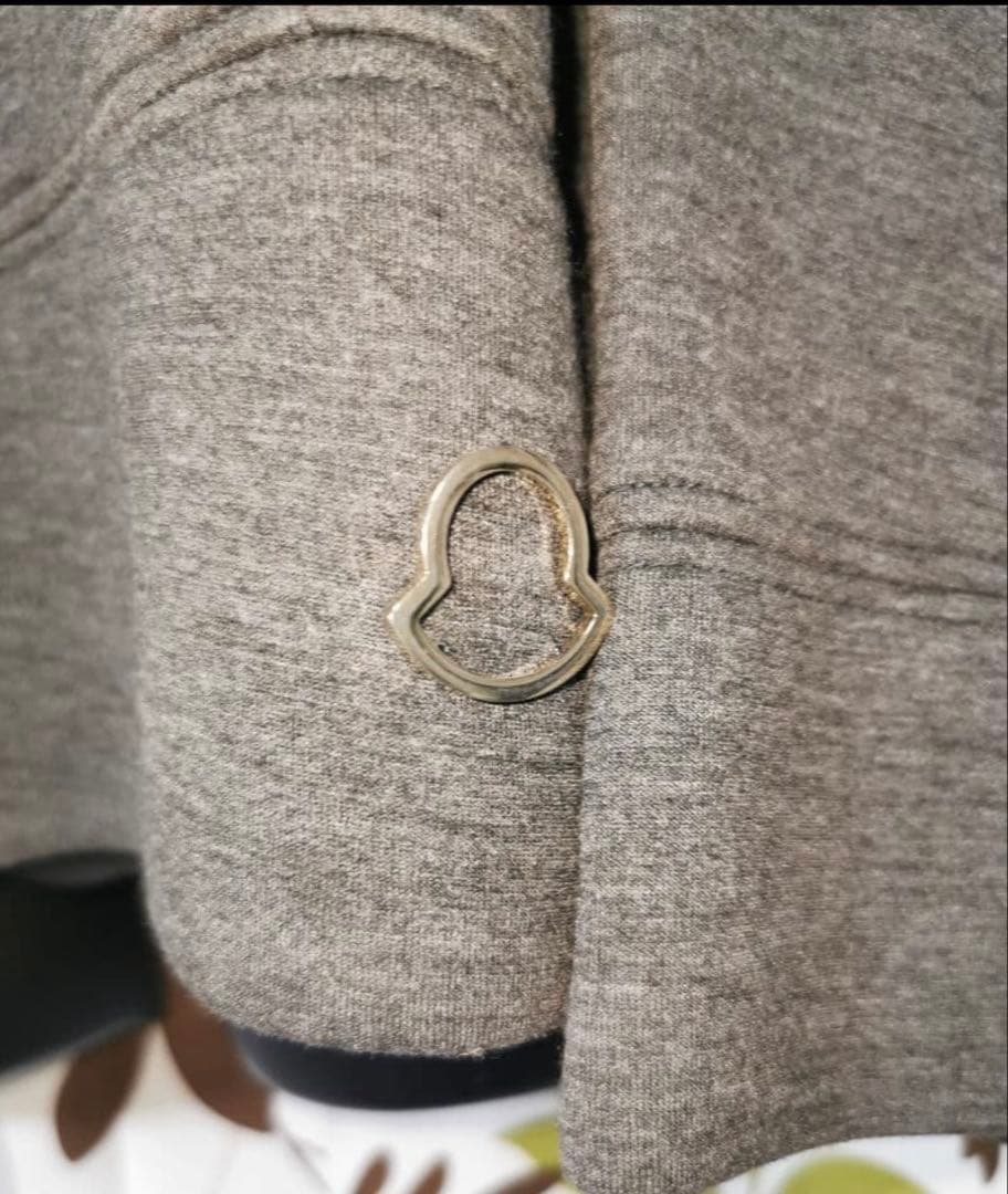 ダークグレー パーカー