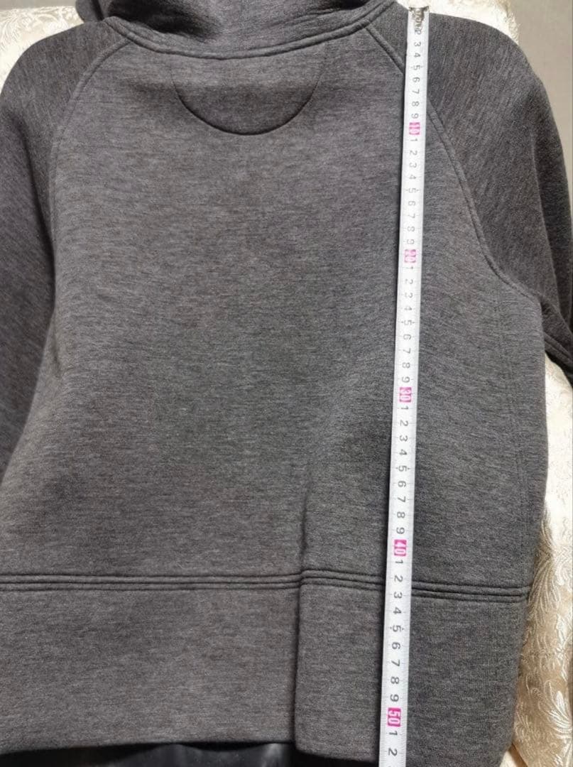 ダークグレー パーカー