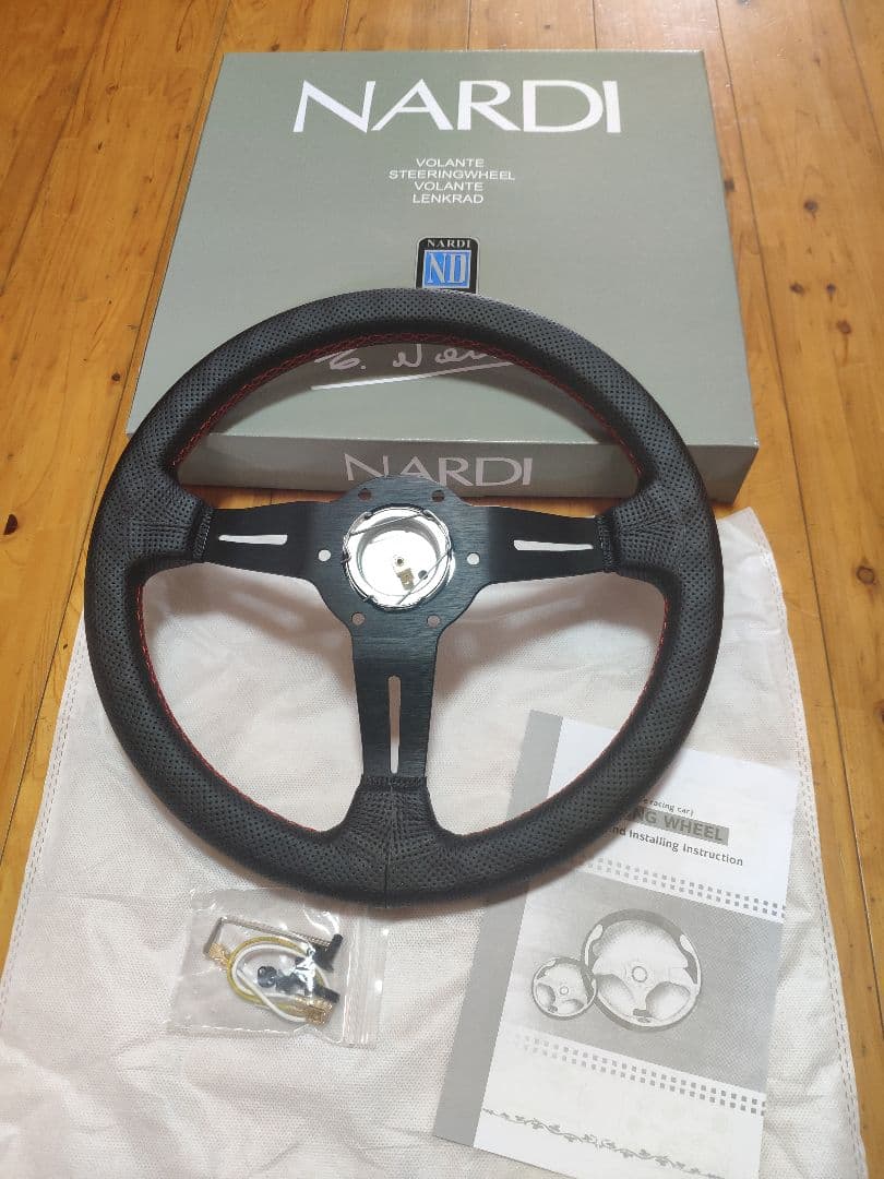 新品・未使用 NARDI パンチ革 ステアリング 13インチ 33cm