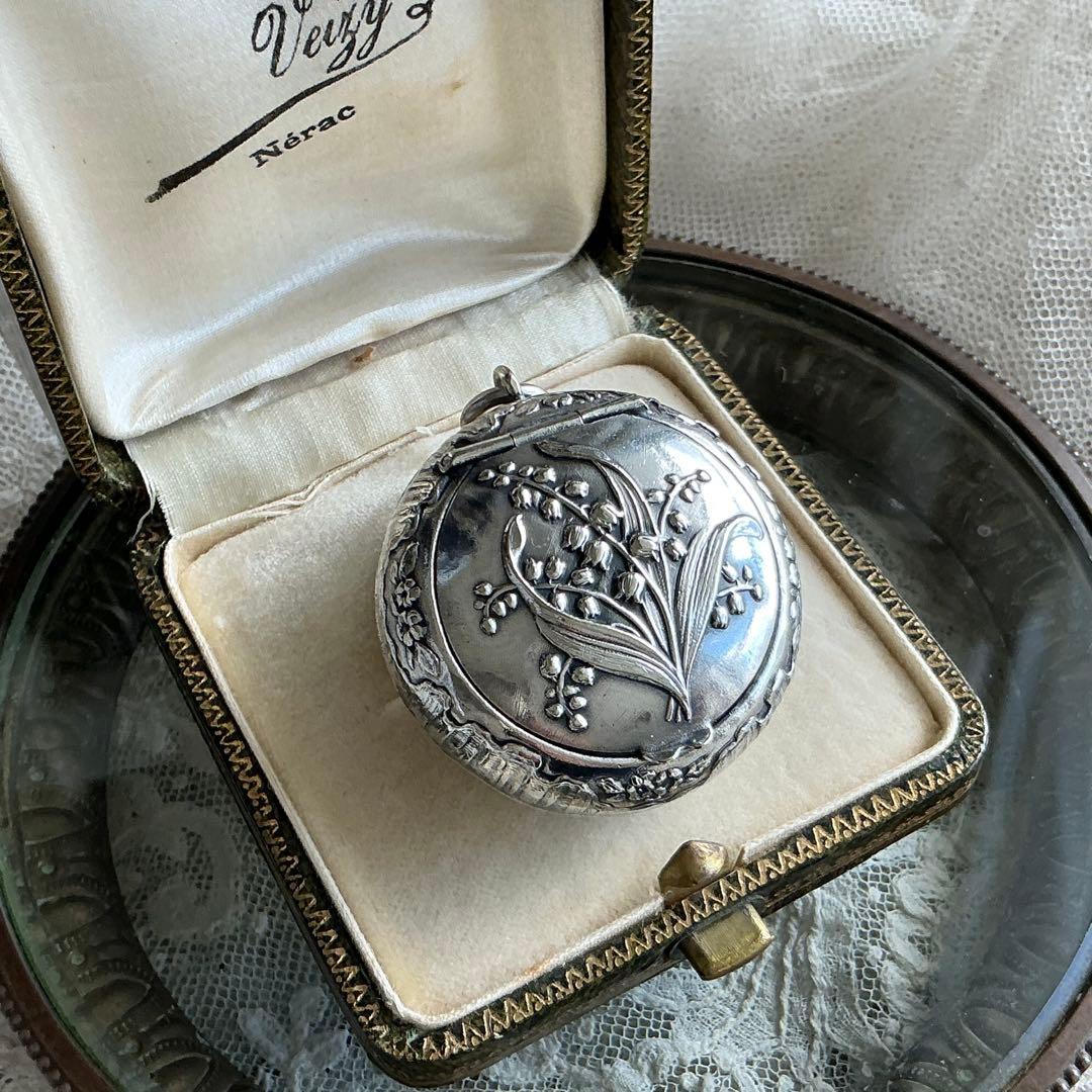 【C】フランスアンティーク　すずらん　ピルケース　シルバープレート