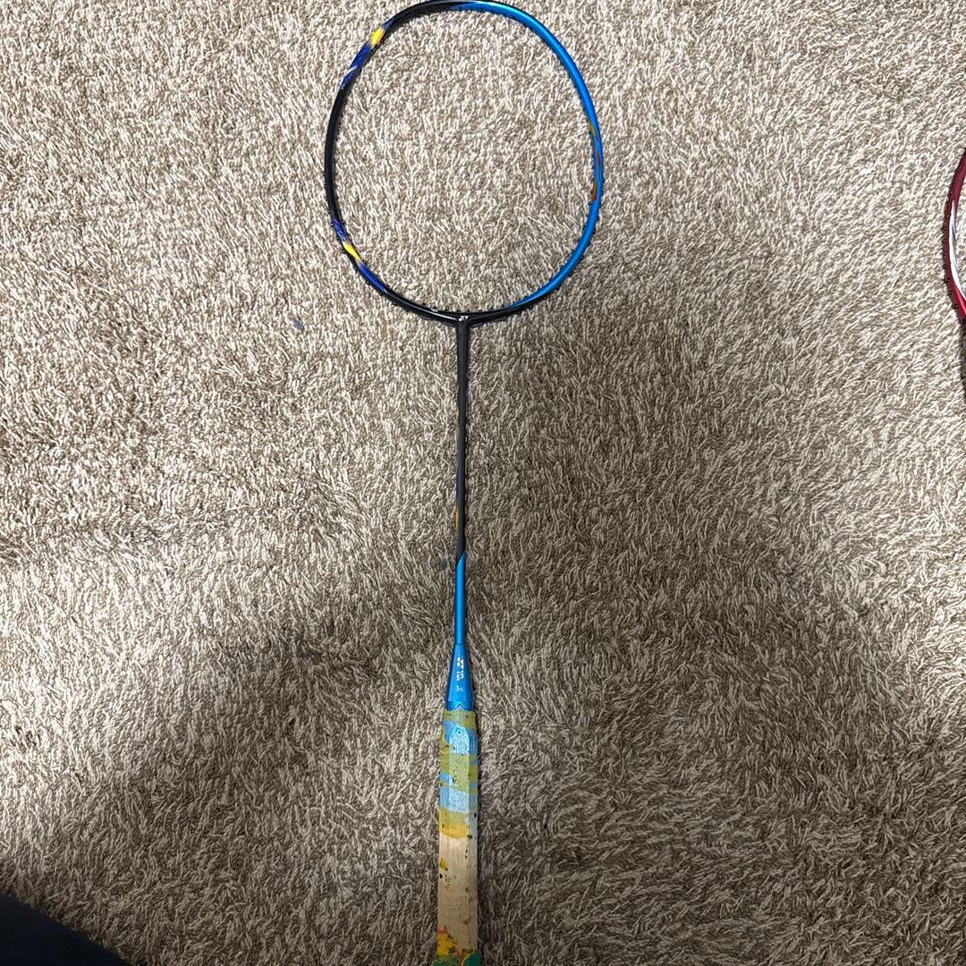 バドミントンラケット アストロクス77 青　4ug5