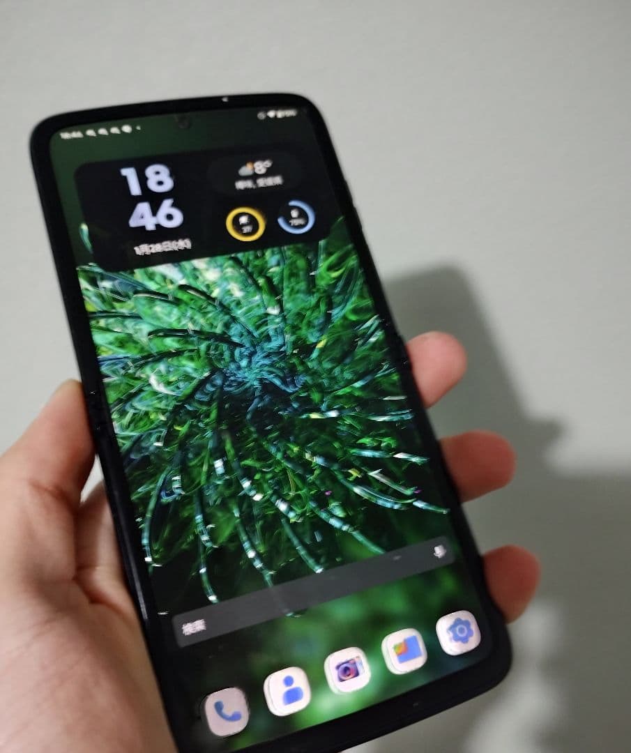 結構レア　motorola razr 2022 折りたたみスマホ 少し訳あり