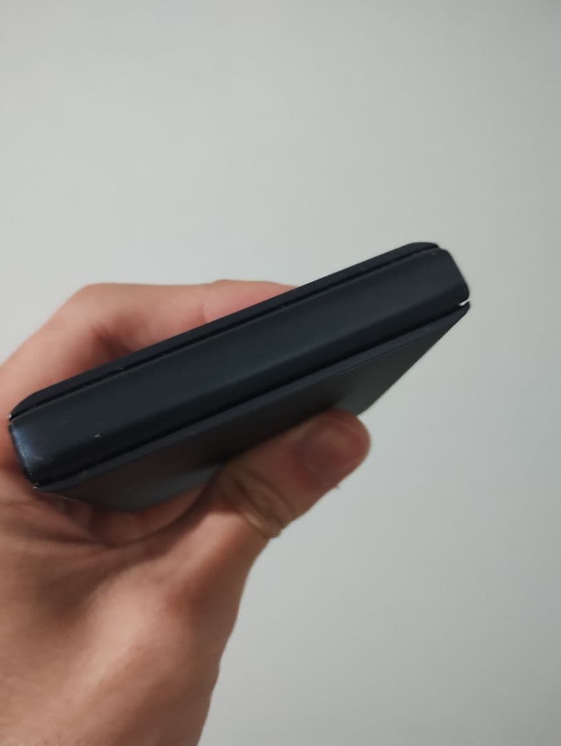 結構レア　motorola razr 2022 折りたたみスマホ 少し訳あり