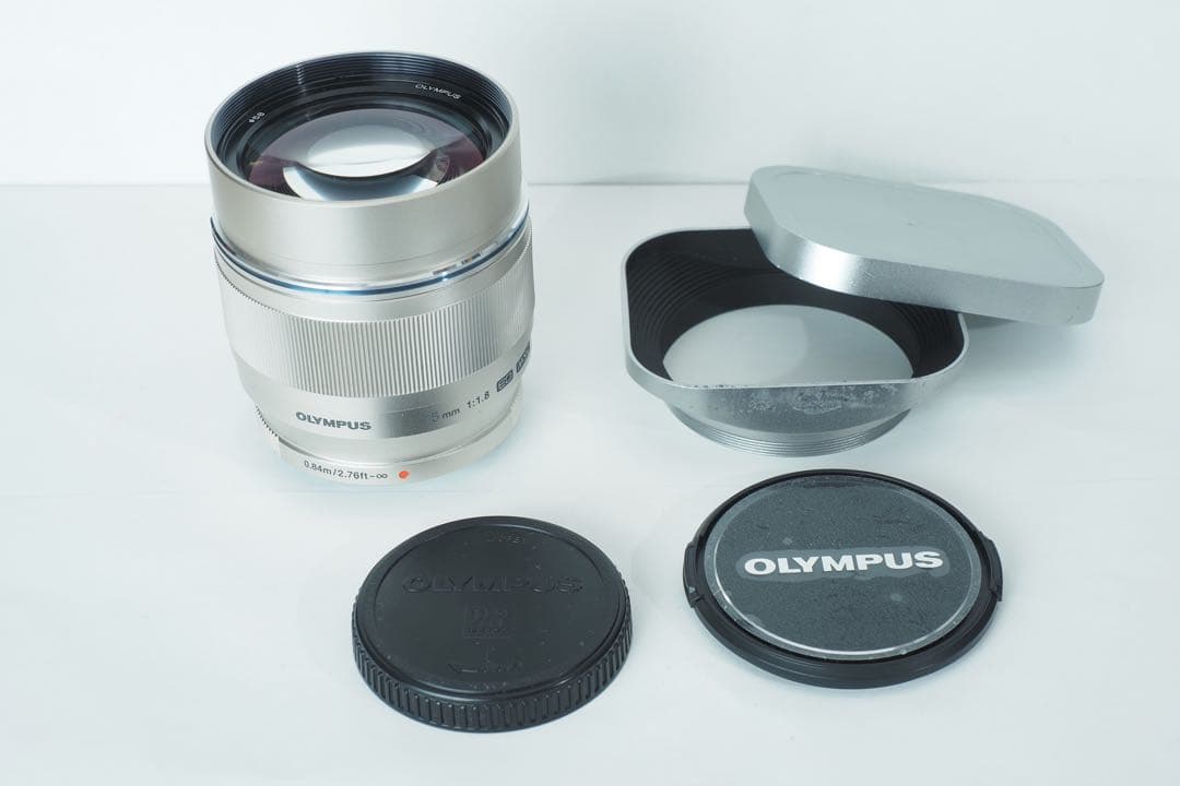 OLYMPUS M.zuiko 75mm F1.8 シルバー 社外フード 単焦点