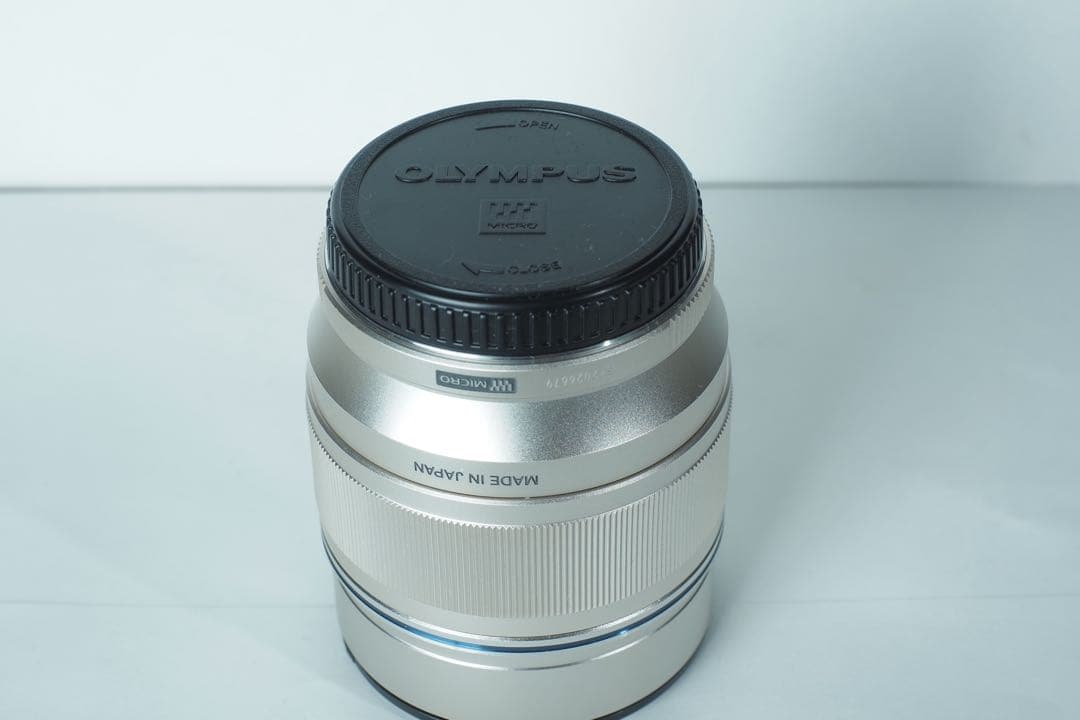 OLYMPUS M.zuiko 75mm F1.8 シルバー 社外フード 単焦点